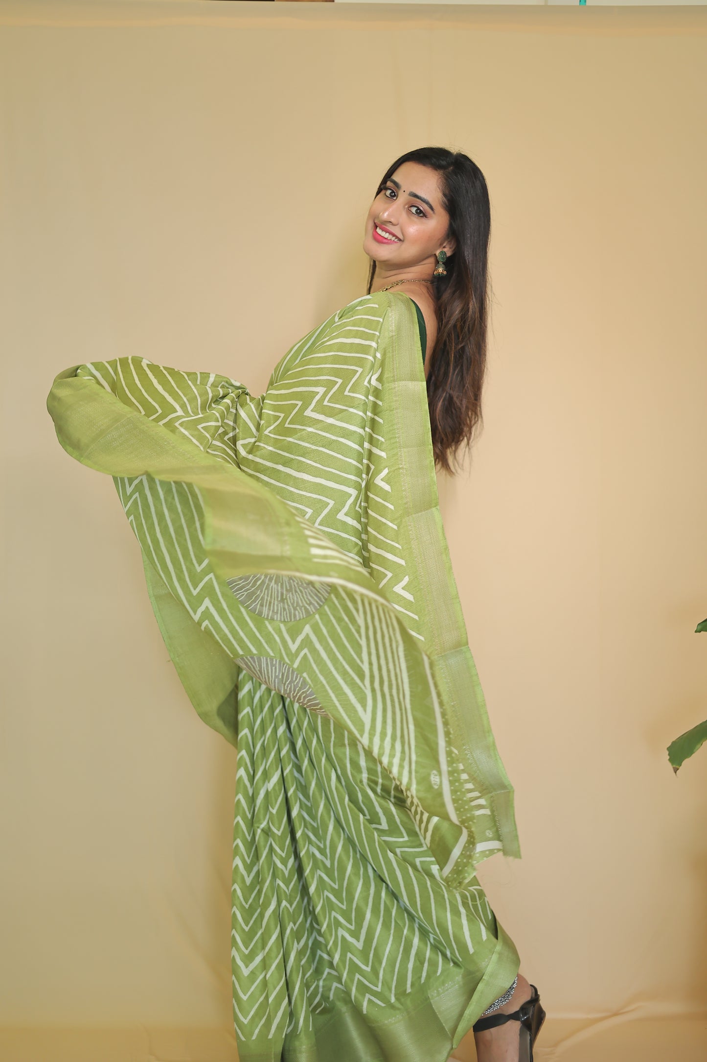 Light green Graceful Pure Soft Silk Handloom Saree with Contemporary Geometric Patterns and Matching Blouse
