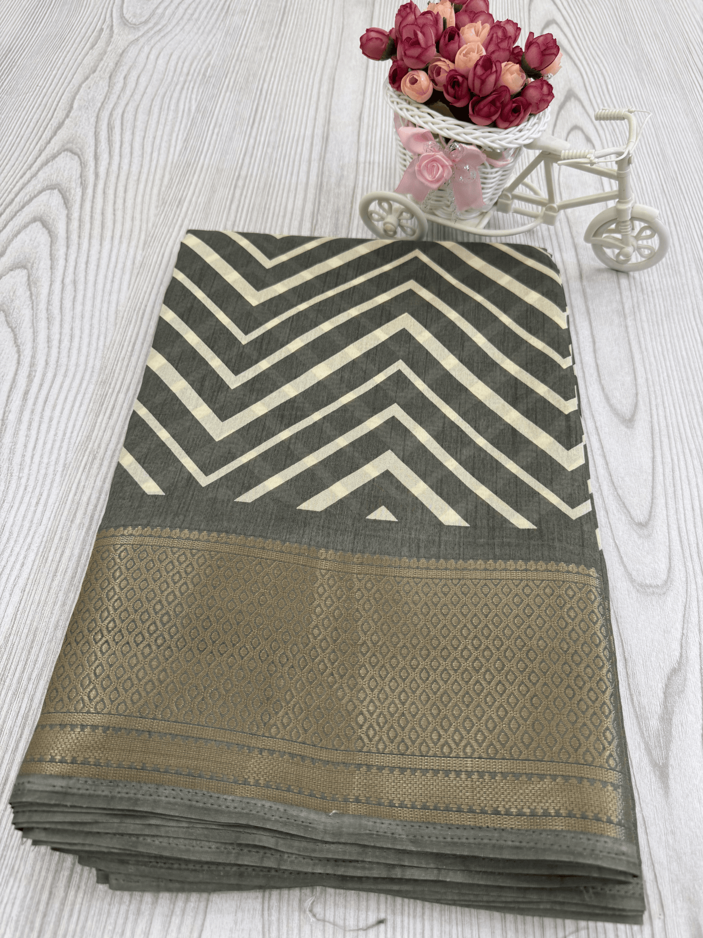 Light bottle green Graceful Pure Soft Silk Handloom Saree with Contemporary Geometric Patterns and Matching Blouse