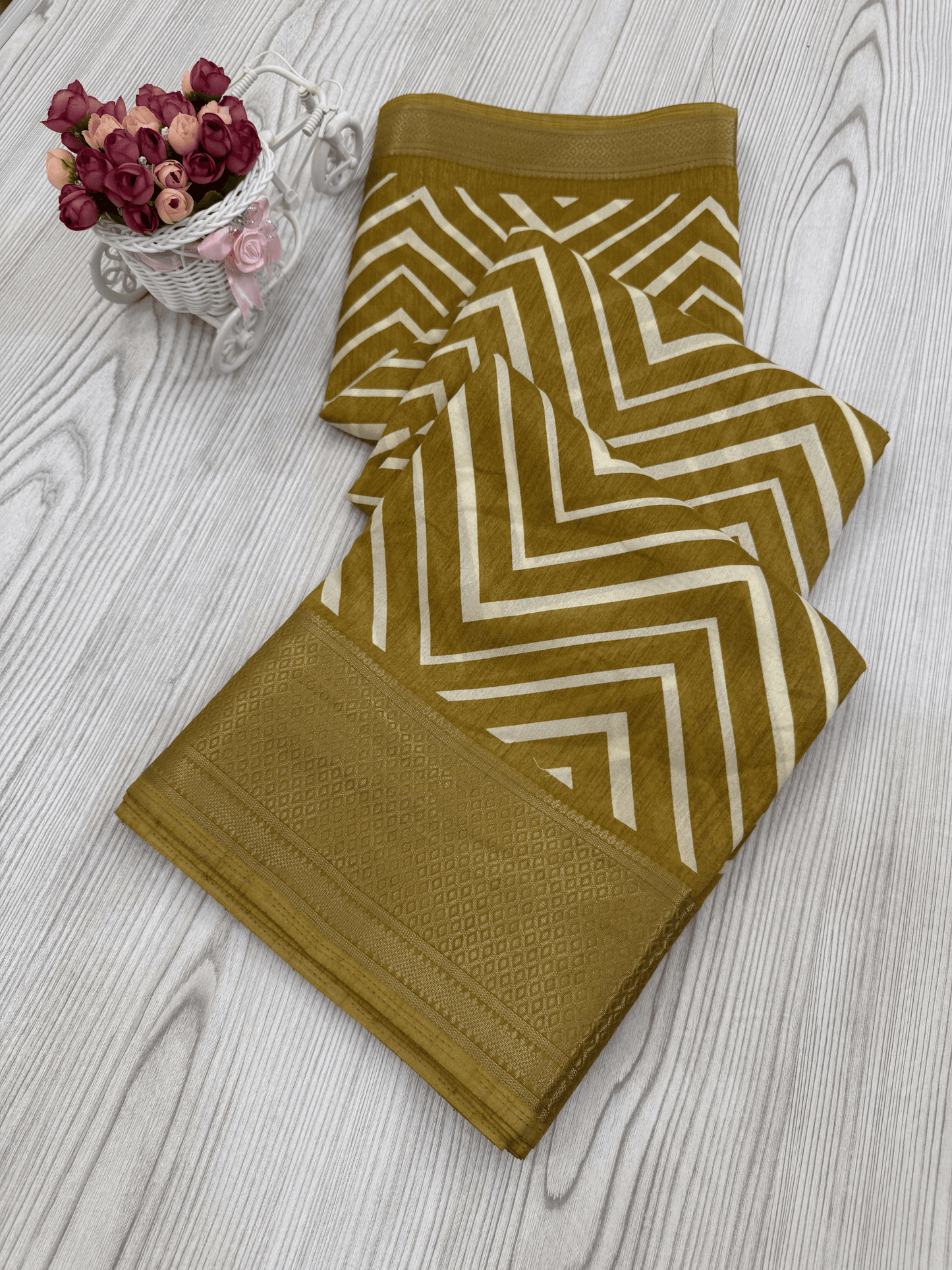 Yellow Graceful Pure Soft Silk Handloom Saree with Contemporary Geometric Patterns and Matching Blouse
