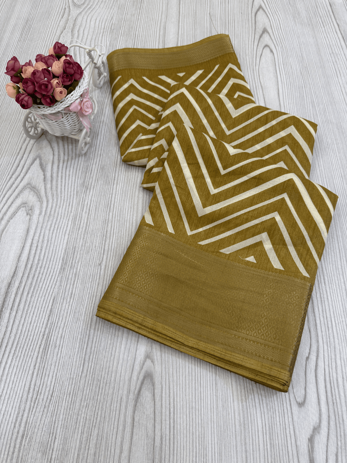 Yellow Graceful Pure Soft Silk Handloom Saree with Contemporary Geometric Patterns and Matching Blouse