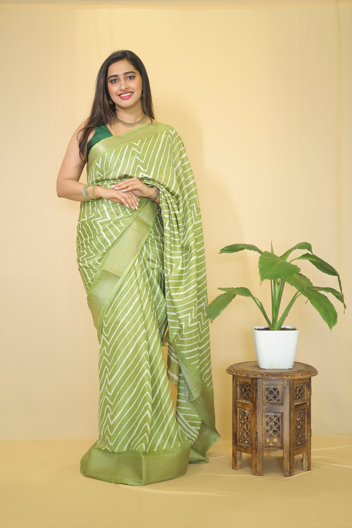 Light green Graceful Pure Soft Silk Handloom Saree with Contemporary Geometric Patterns and Matching Blouse