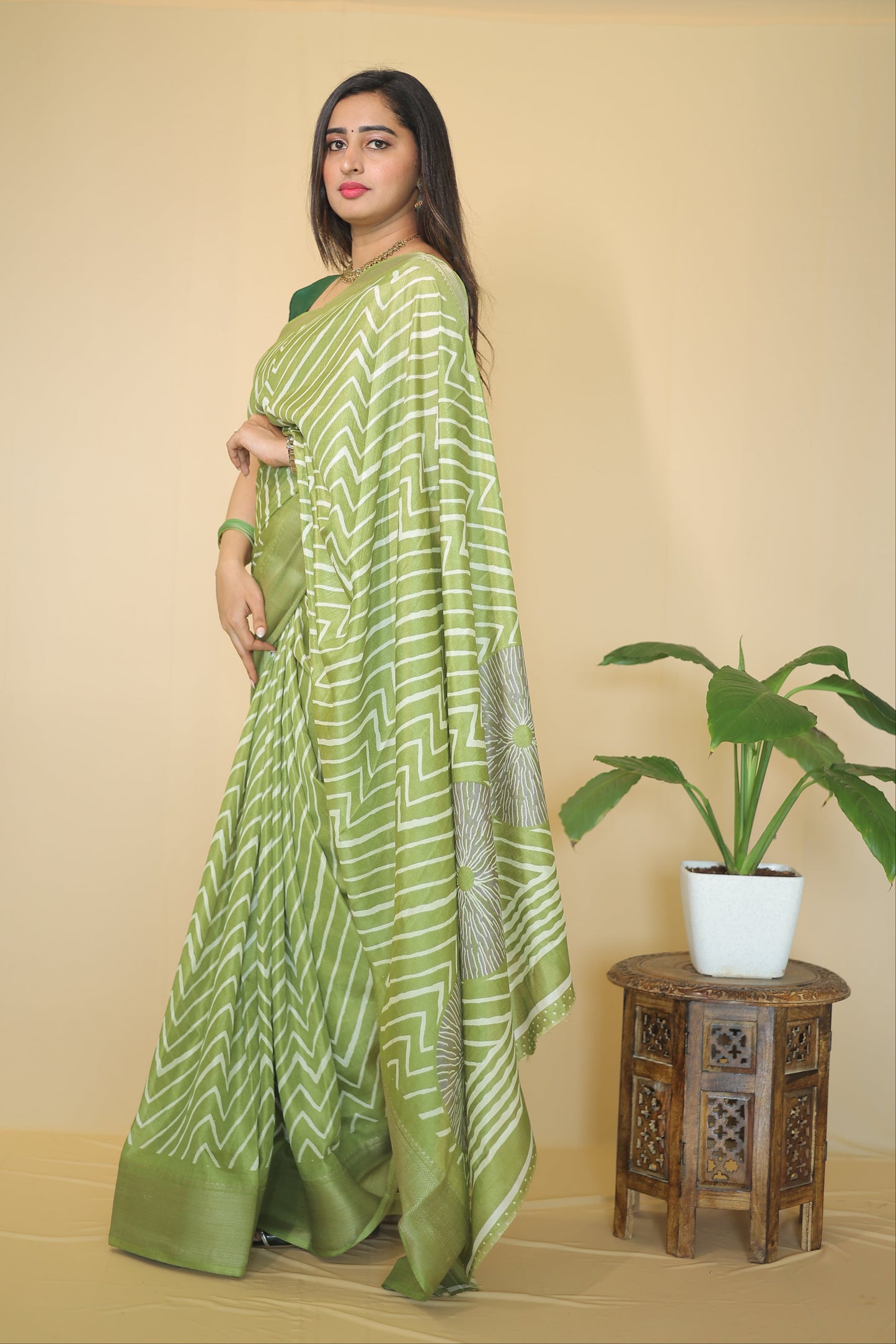 Light green Graceful Pure Soft Silk Handloom Saree with Contemporary Geometric Patterns and Matching Blouse