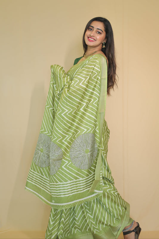 Light green Graceful Pure Soft Silk Handloom Saree with Contemporary Geometric Patterns and Matching Blouse